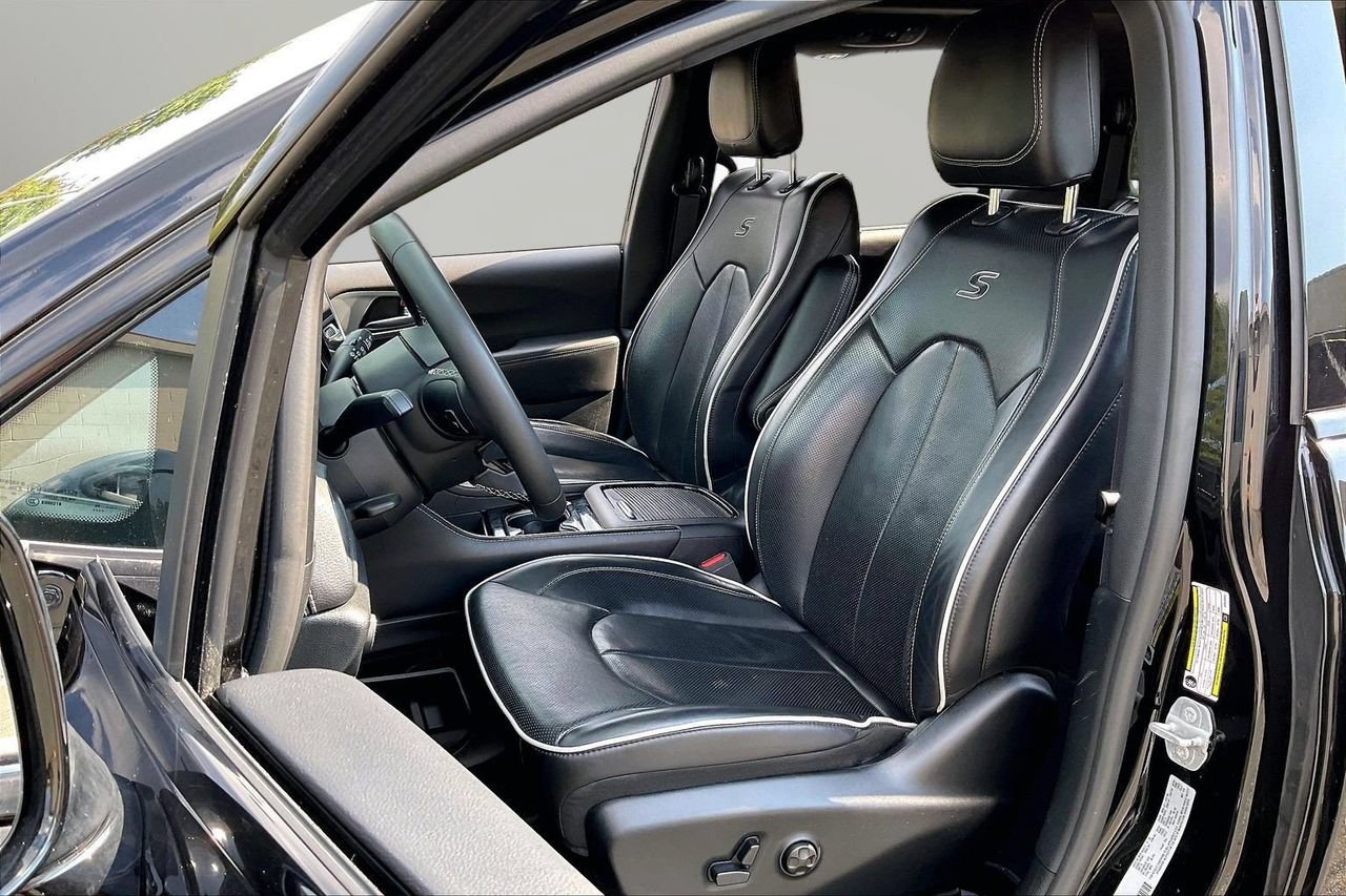 Used 2025 Chrysler Pacifica Limited FWD image 22