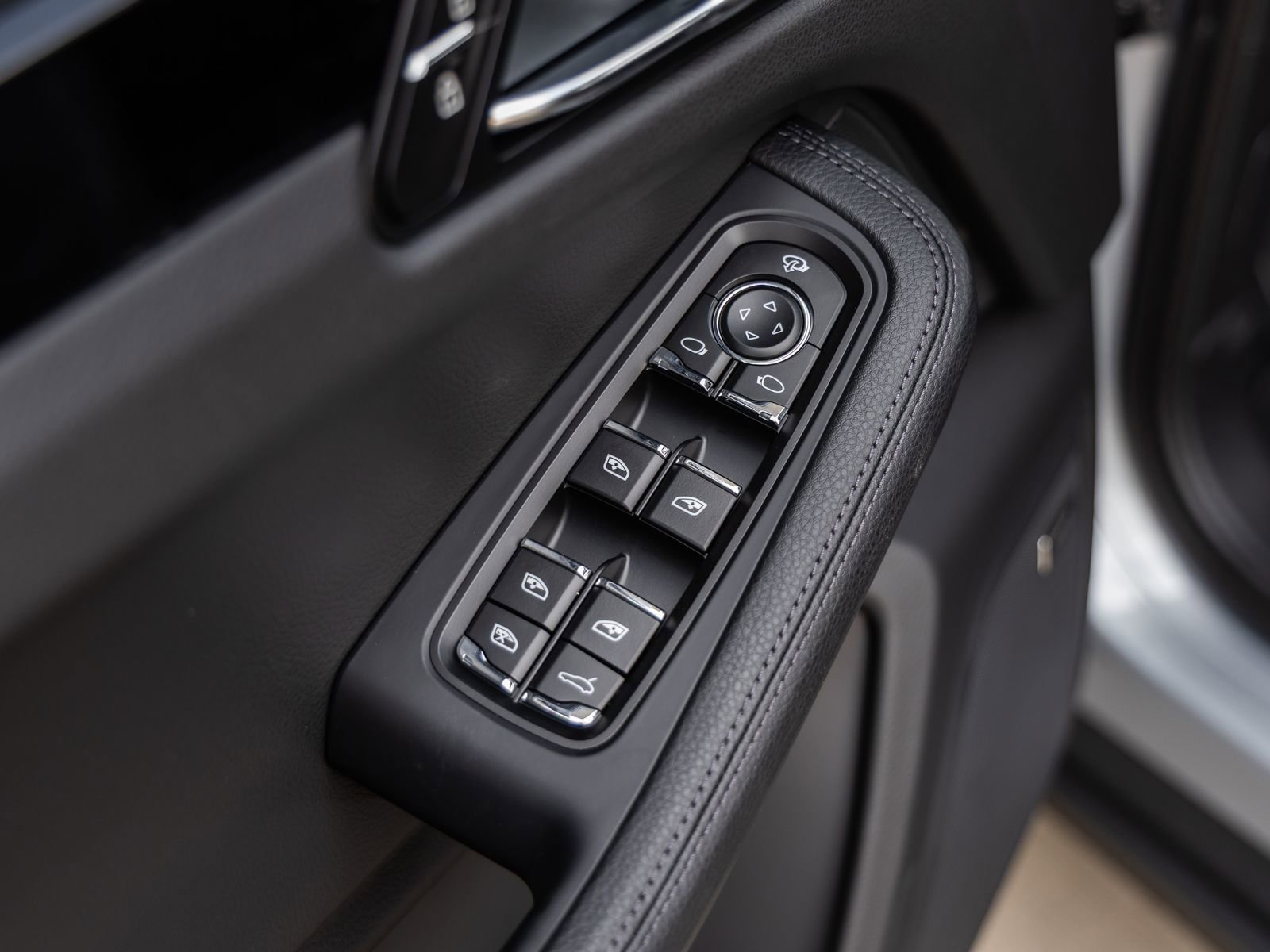 Certified 2026 Porsche Macan AWD/4WD image 24