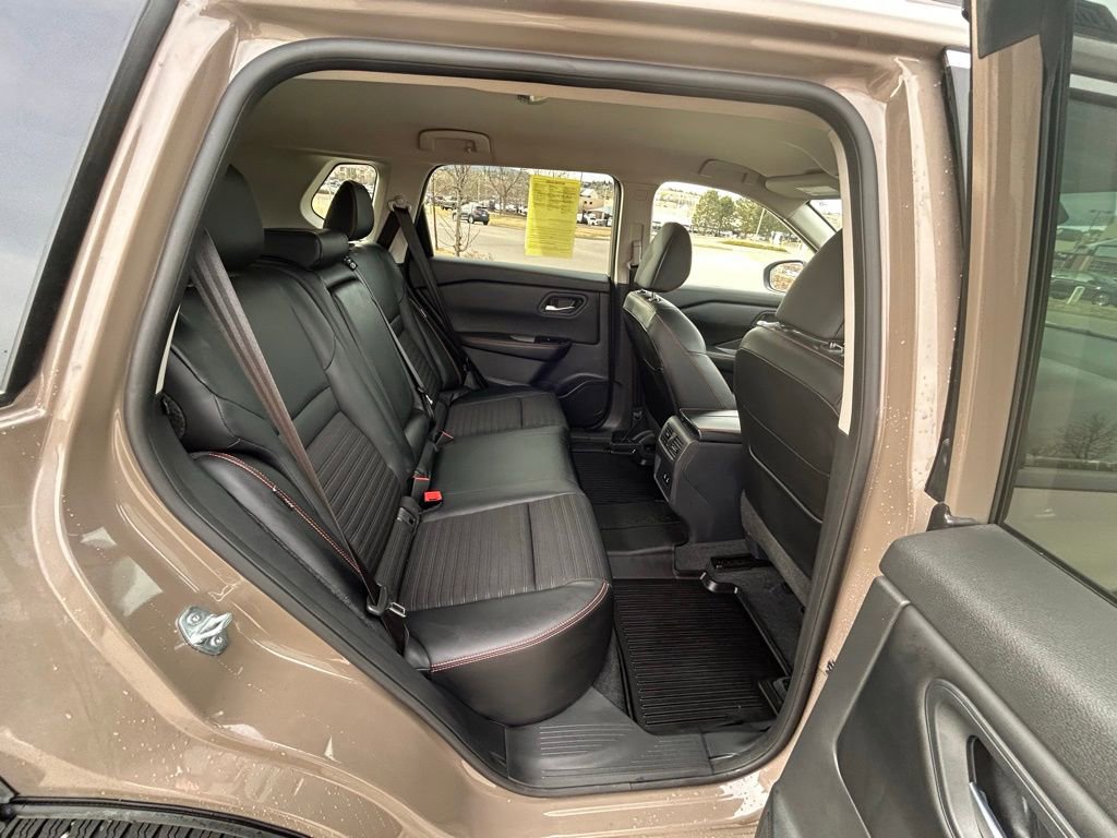 Used 2025 Nissan Rogue SV image 31