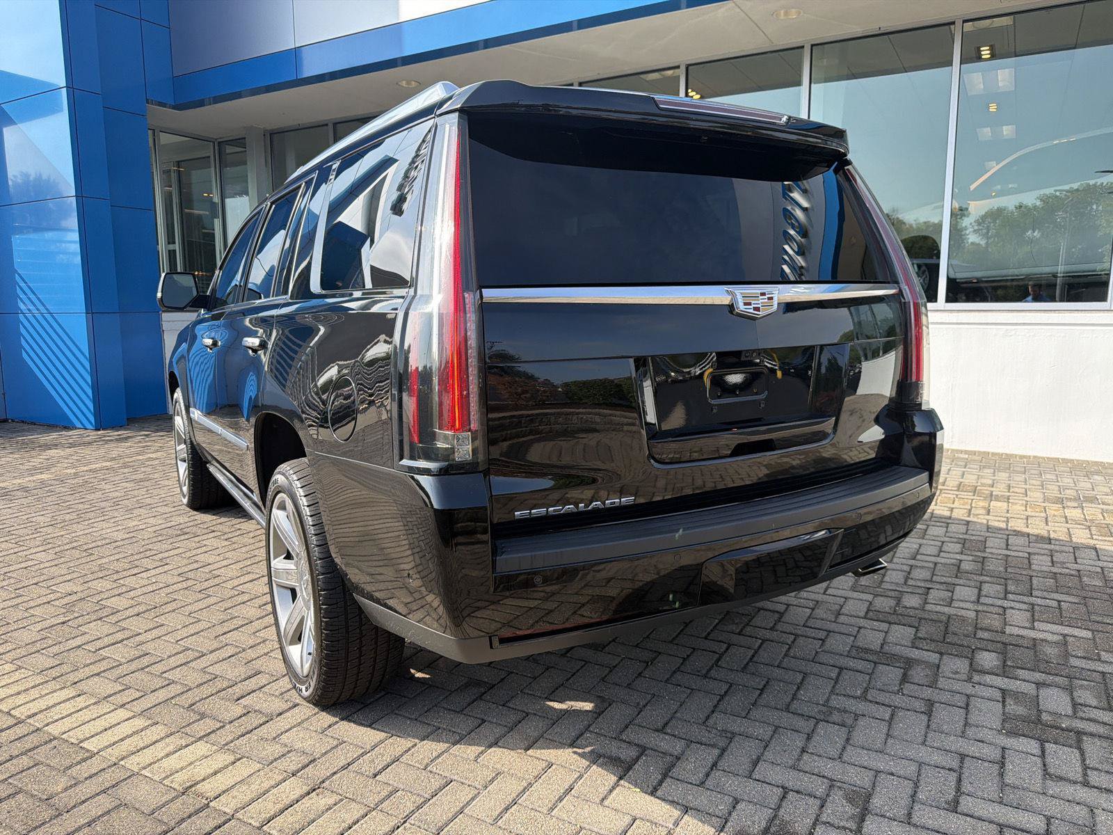 Used 2020 Cadillac Escalade Premium Luxury AWD/4WD image 3