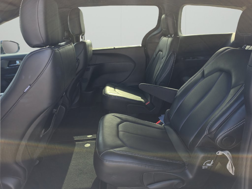 Used 2026 Chrysler Pacifica Select FWD image 17