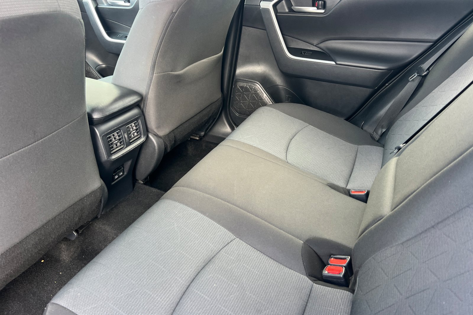Used 2025 Toyota RAV4 XLE FWD image 12