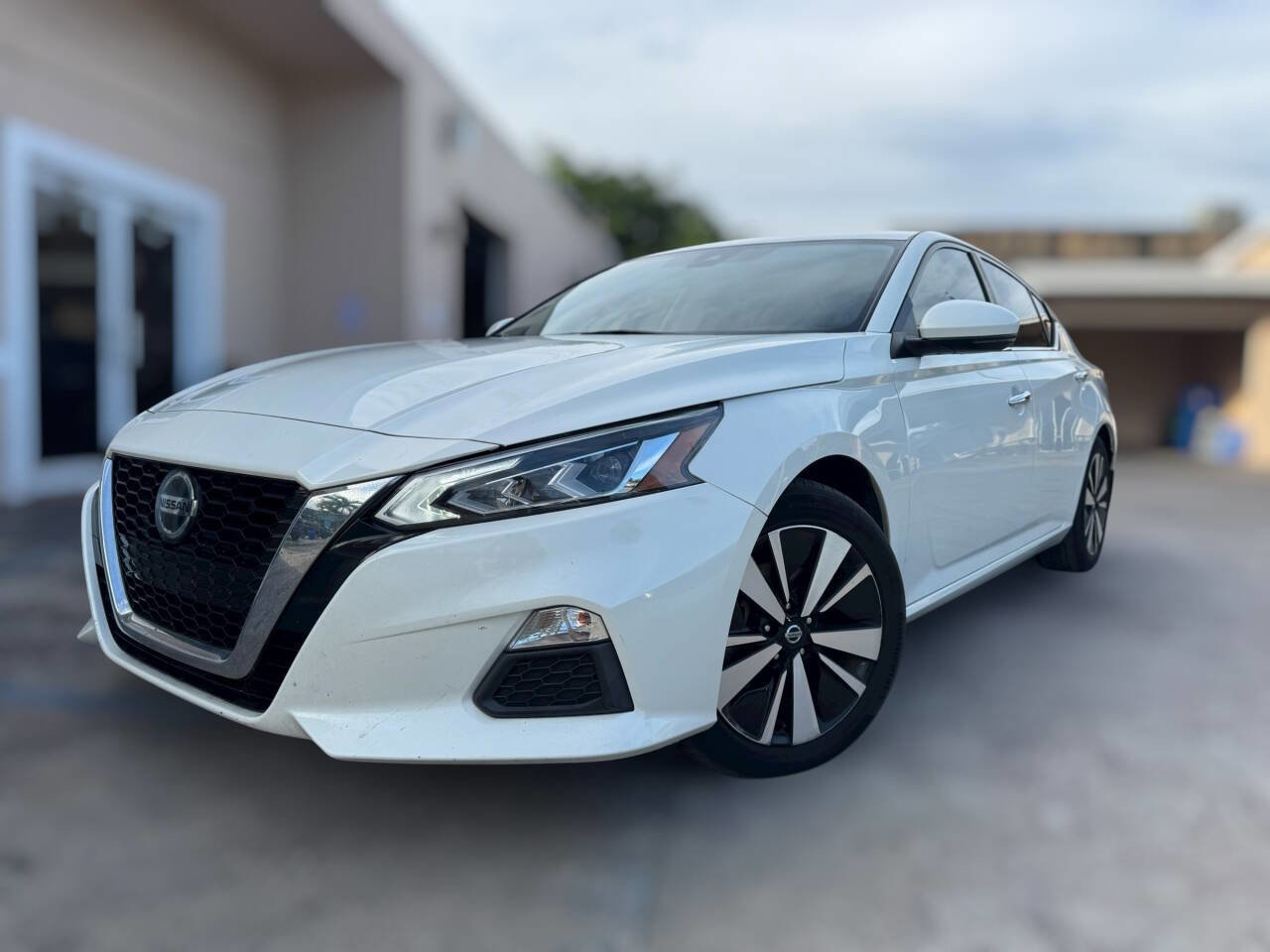 Used 2021 Nissan Altima 2.5 SV w/ SV Premium Package image 2