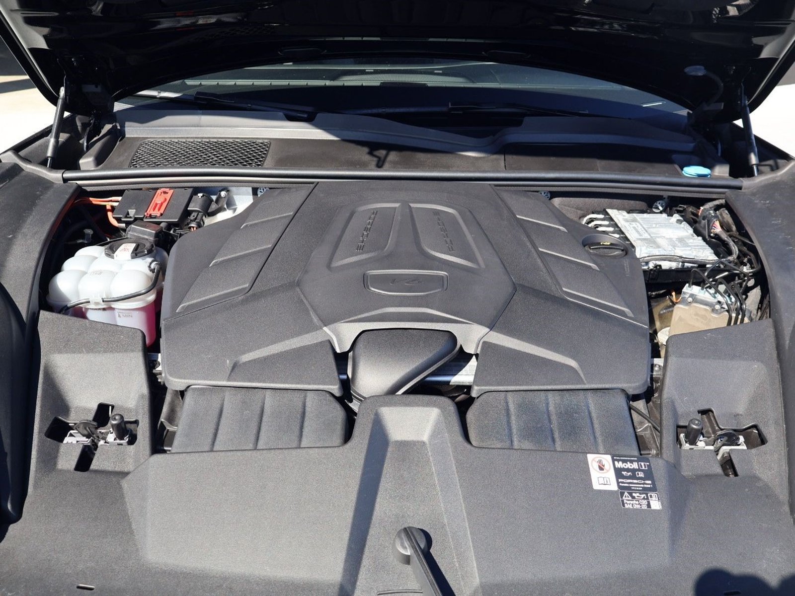Certified 2025 Porsche Cayenne AWD/4WD image 26