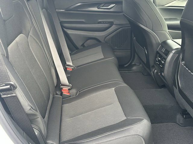 New 2025 Jeep Grand Cherokee Laredo image 17