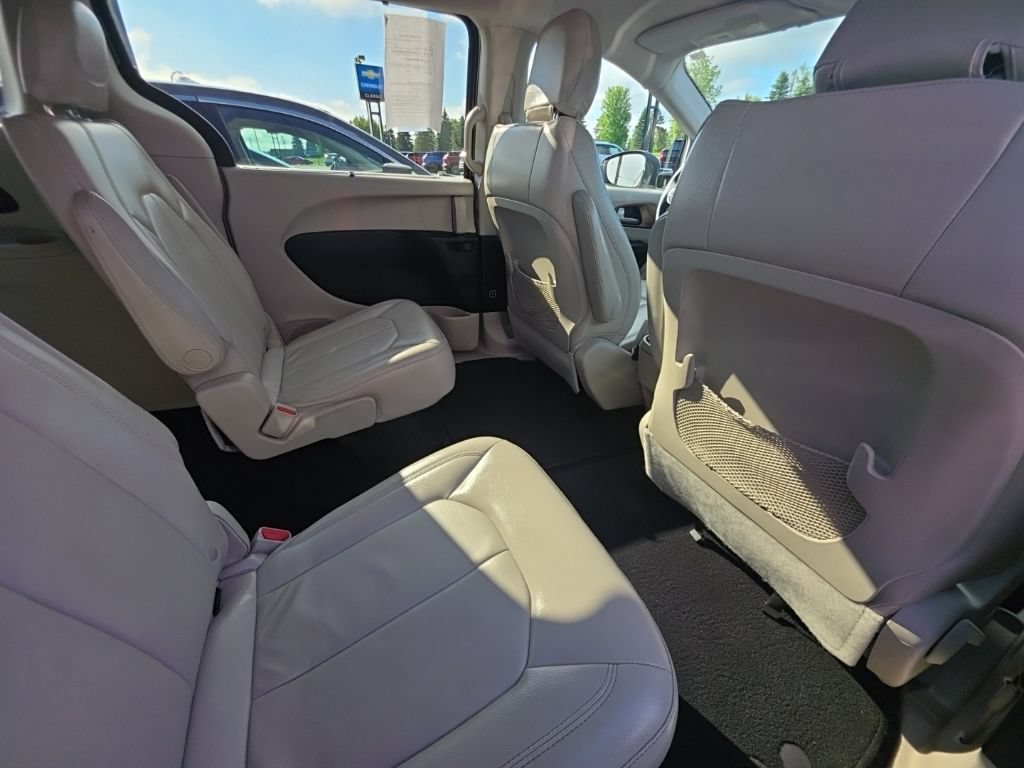 Used 2017 Chrysler Pacifica Touring-L FWD image 19