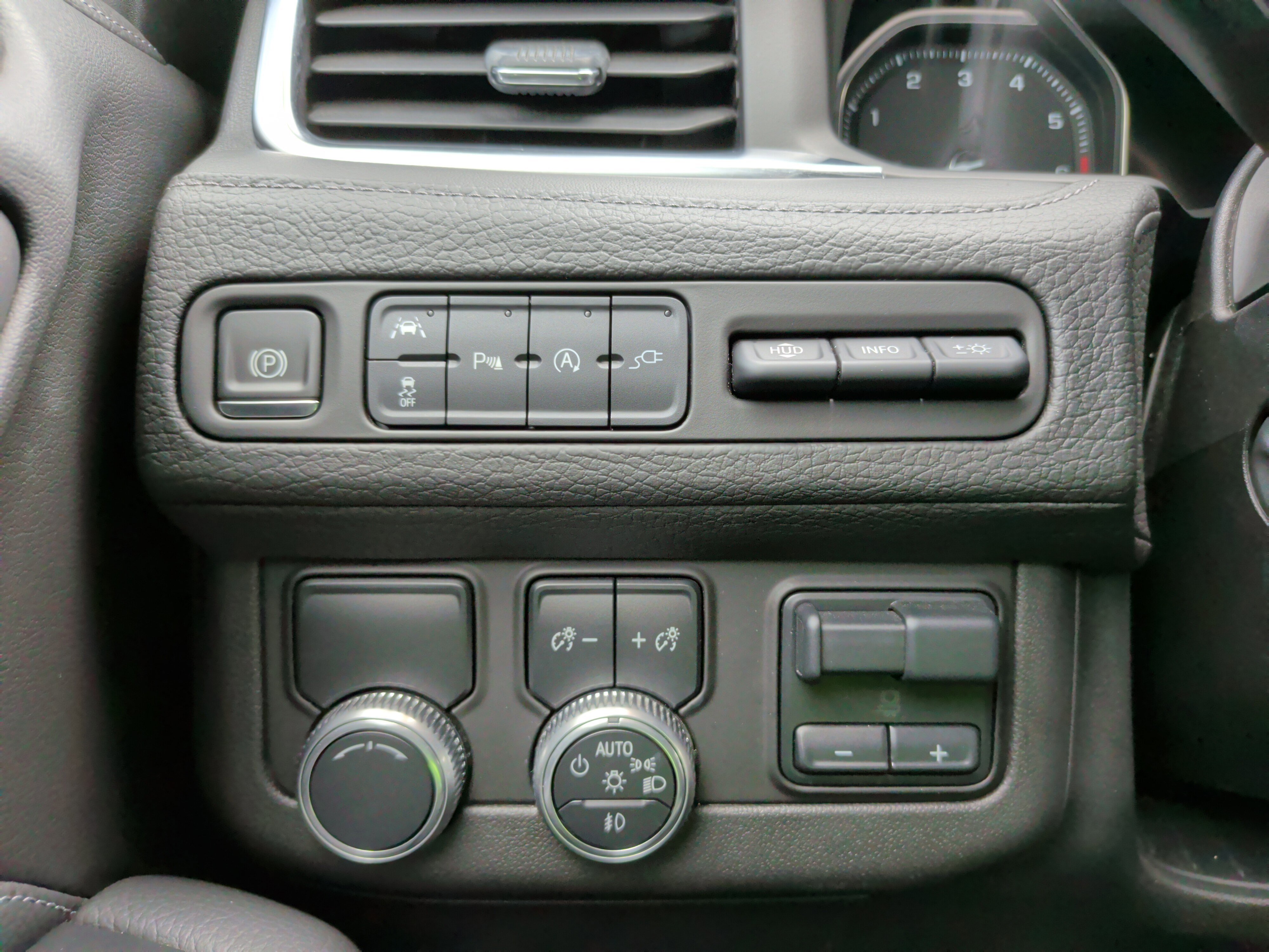 Used 2021 GMC Yukon Denali w/ Denali Premium Package image 25