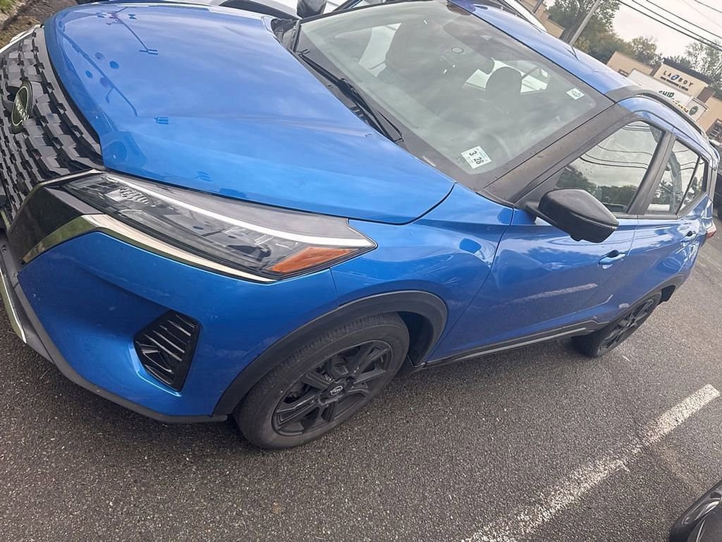Used 2023 Nissan Kicks SR w/ SR Premium Package FWD image 3