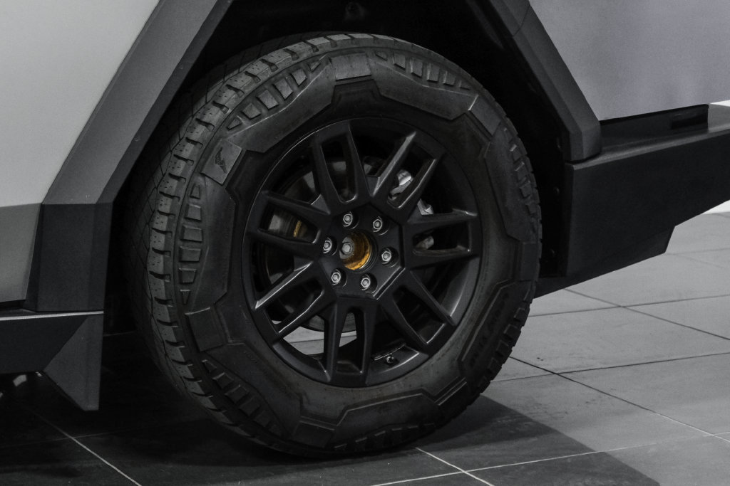 Used 2024 Tesla Cybertruck AWD Crew Cab image 51