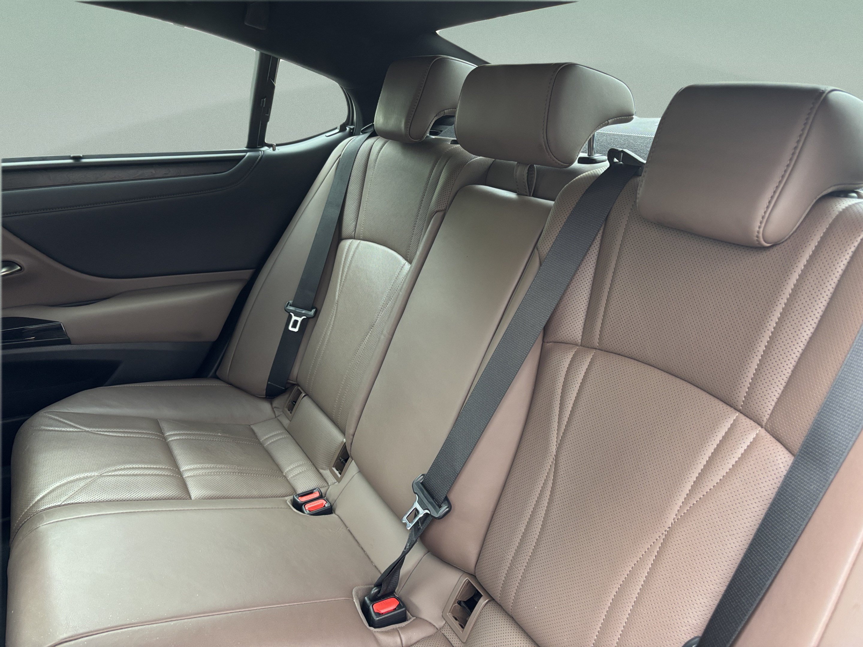 Used 2024 Lexus ES 300h Ultra Luxury w/ Accessory Package (Z2) FWD image 31