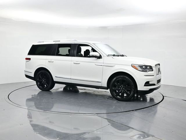 Used 2024 Lincoln Navigator Reserve image 3