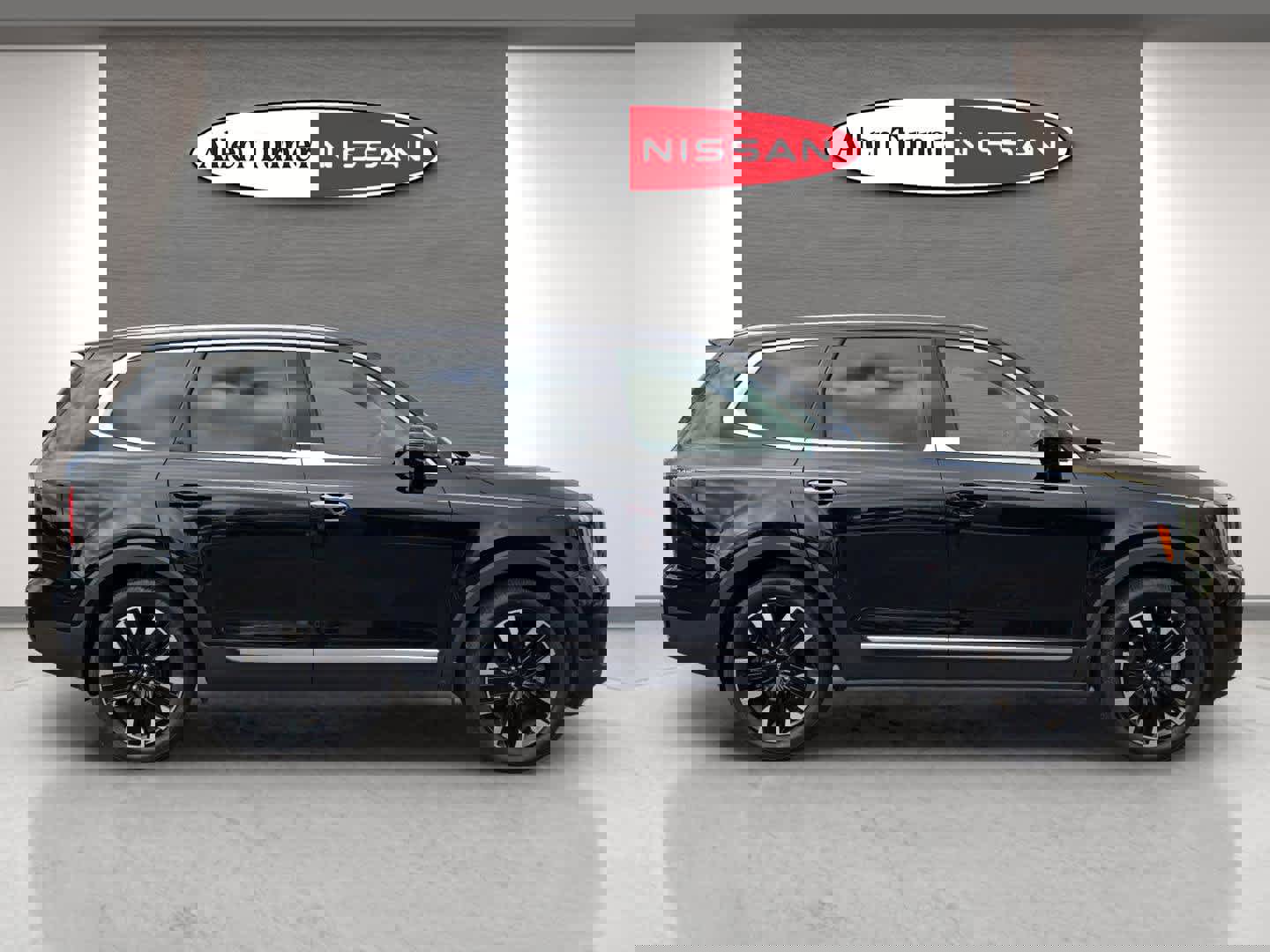 Used 2024 Kia Telluride SX w/ Towing Package image 9