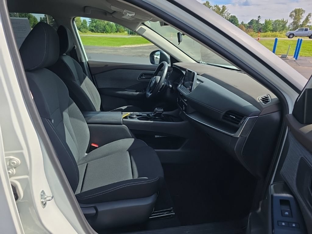 Used 2023 Nissan Rogue S AWD/4WD image 21