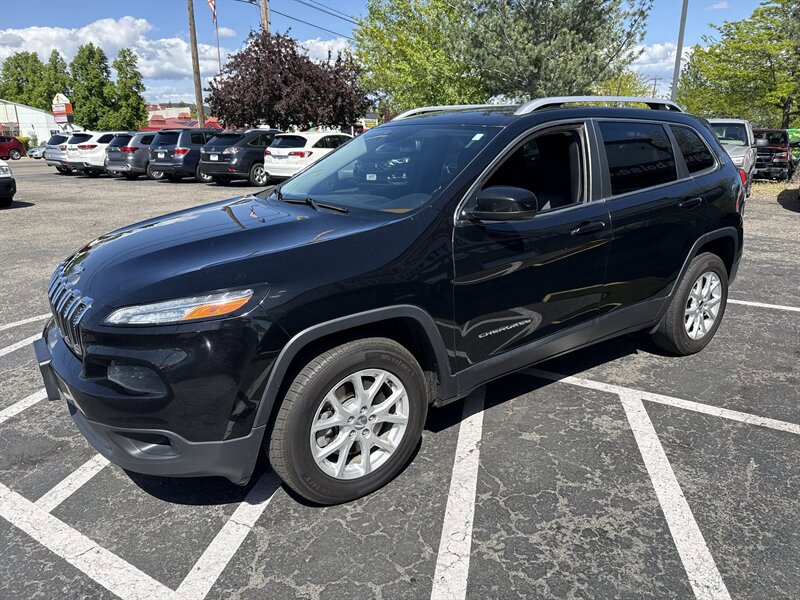 Used 2018 Jeep Cherokee Latitude w/ Cold Weather Group AWD/4WD image 2