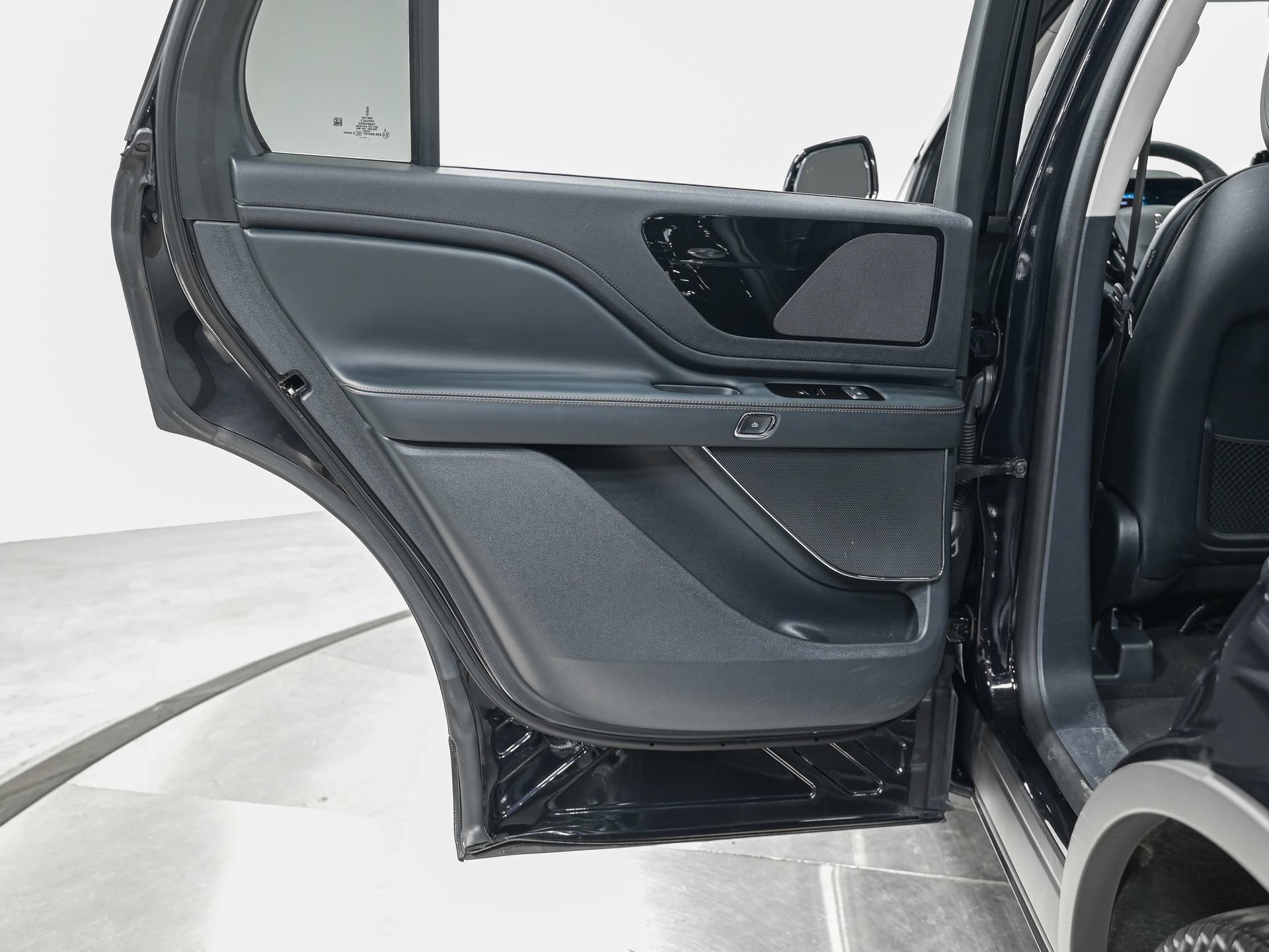 Used 2025 Lincoln Aviator AWD image 26