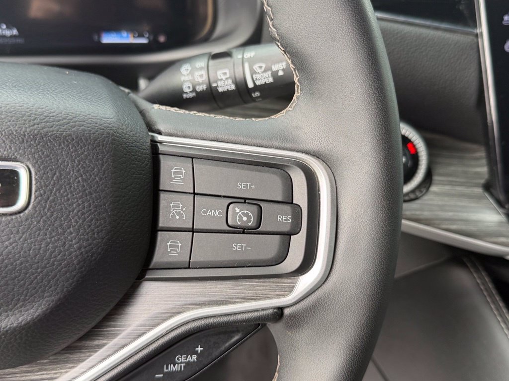 Used 2024 Jeep Wagoneer L Series II AWD/4WD image 31