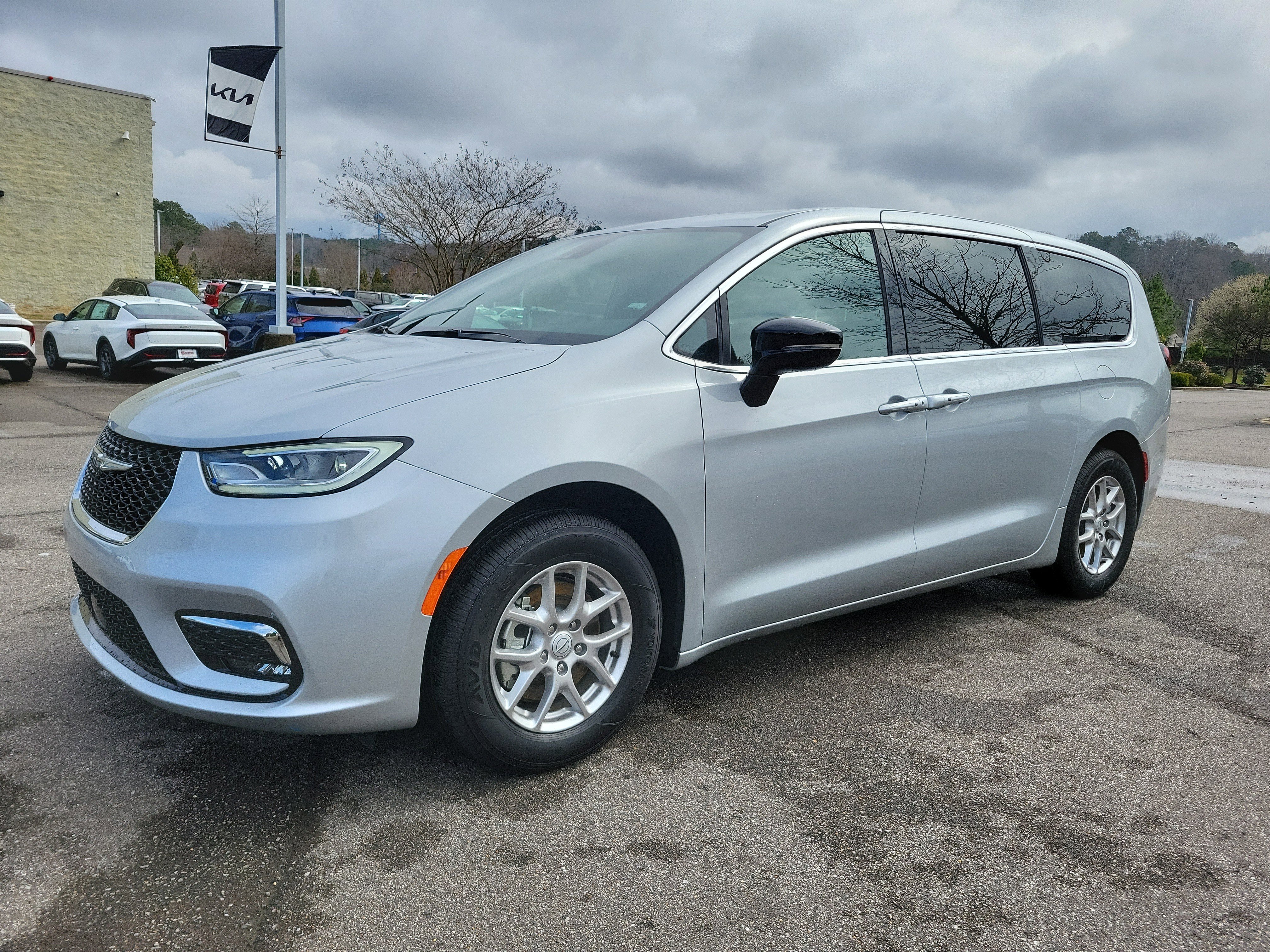 Used 2026 Chrysler Pacifica Select image 24