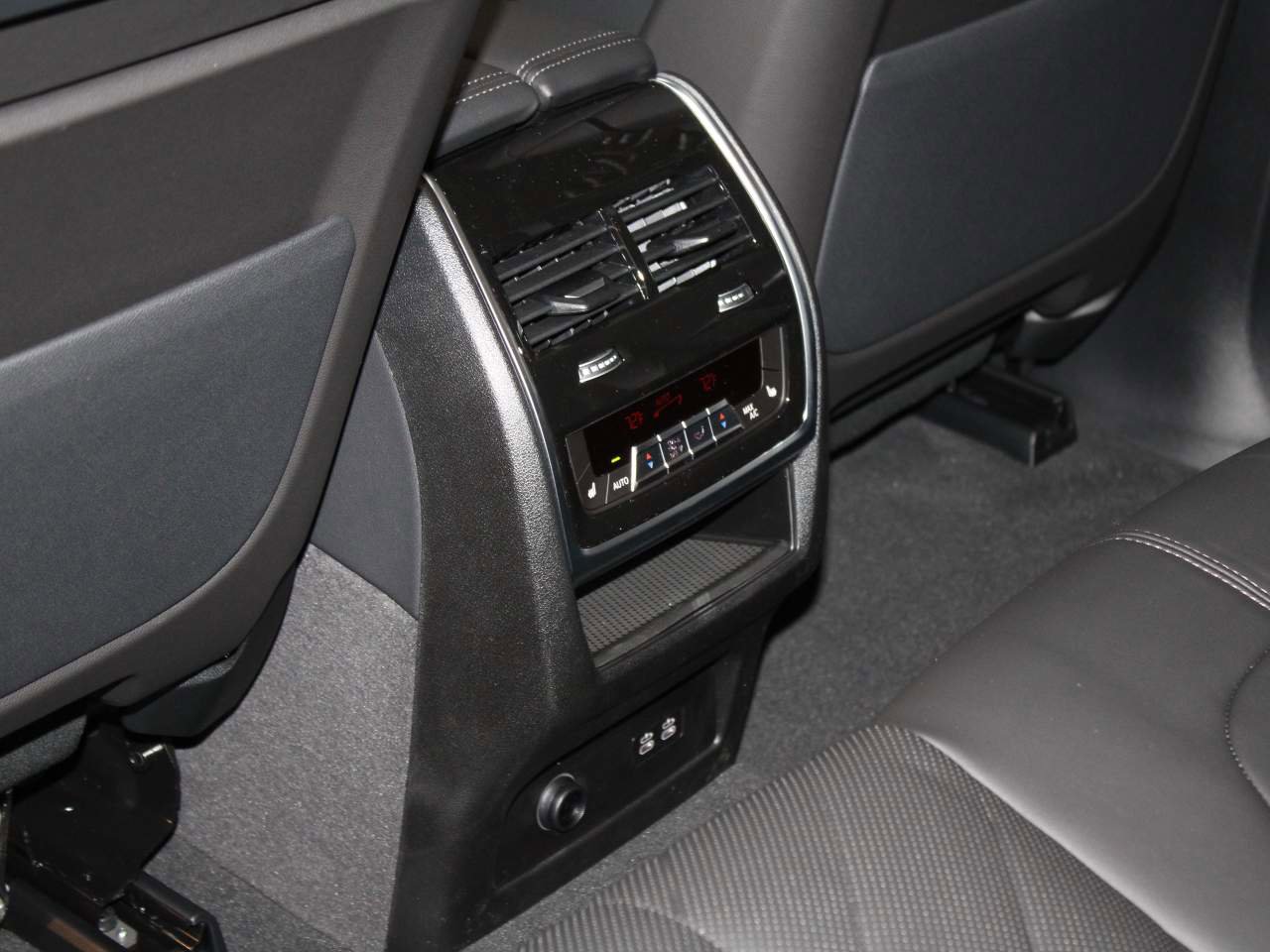 Certified 2026 BMW X5 sDrive40i w/ Executive Package RWD image 16