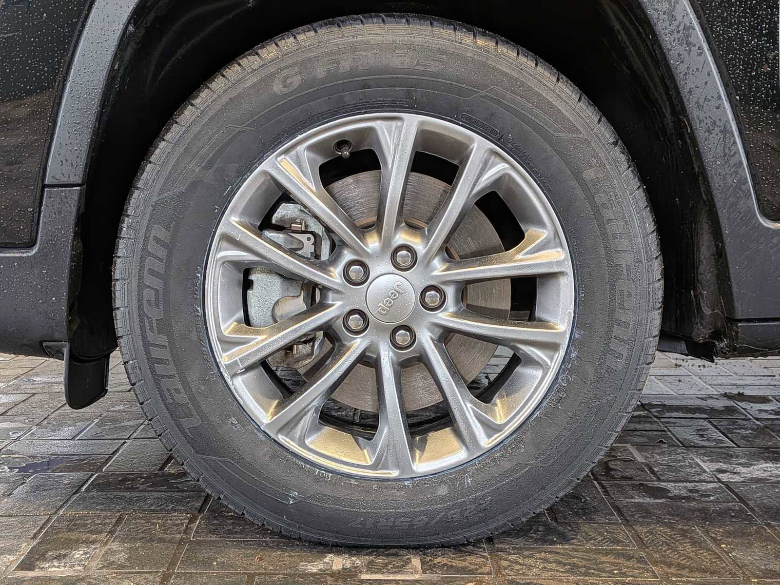 Used 2019 Jeep Cherokee Latitude Plus w/ Cold Weather Group AWD/4WD image 14