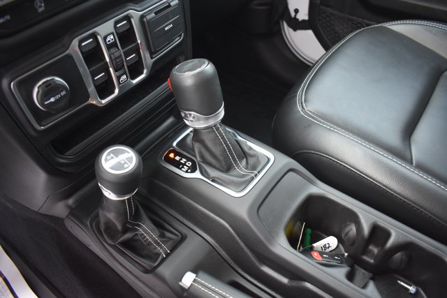 Used 2023 Jeep Gladiator Overland w/ Cold Weather Group AWD/4WD image 26