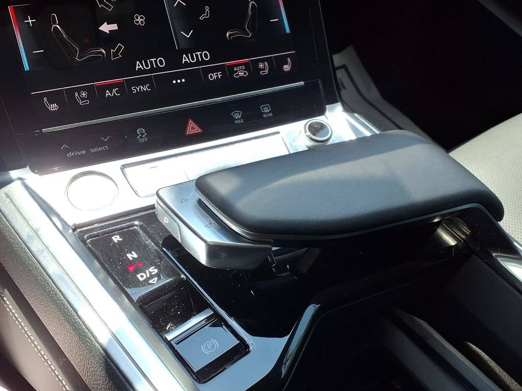 Used 2019 Audi e-tron Prestige w/ Prestige Package AWD/4WD image 7