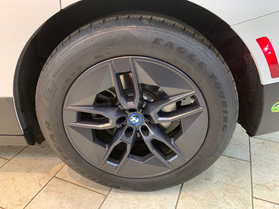 Used 2023 BMW iX xDrive50 w/ Premium Package AWD/4WD image 13