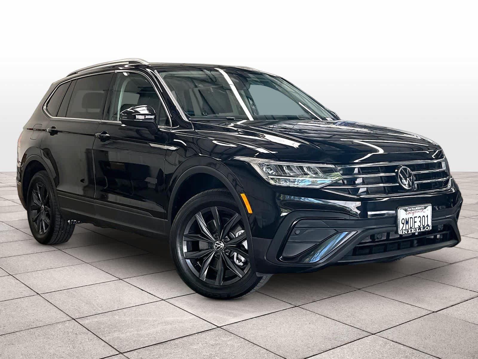 Used 2024 Volkswagen Tiguan SE w/ Panoramic Sunroof Package AWD/4WD image 3