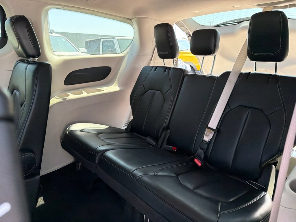 Used 2023 Chrysler Pacifica Touring-L FWD image 18