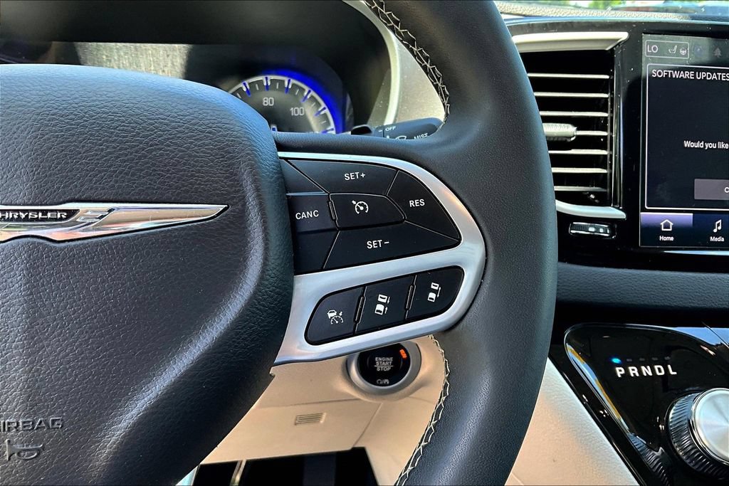 Used 2024 Chrysler Pacifica Touring-L FWD image 11