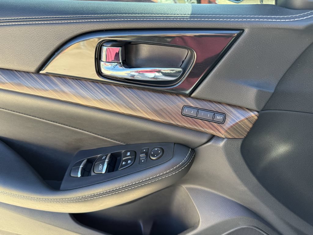 Used 2017 Nissan Maxima Platinum FWD image 17