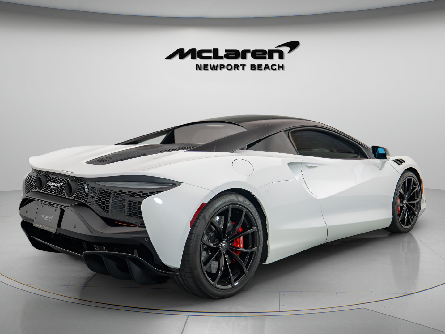 Used 2023 McLaren Artura RWD image 6