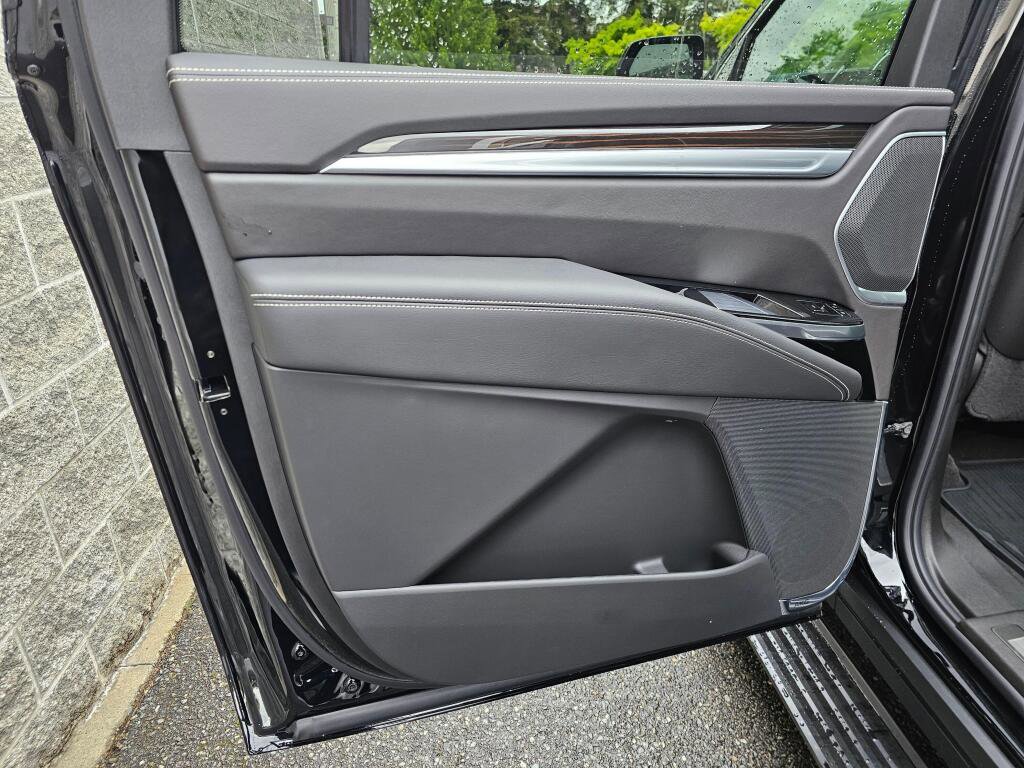 New 2026 Cadillac Escalade ESV Luxury AWD/4WD image 19