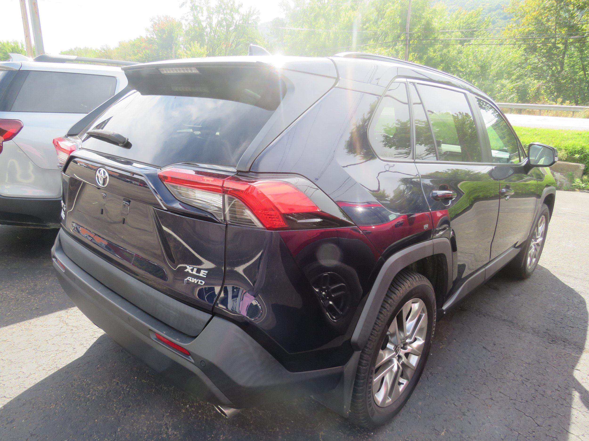 Used 2021 Toyota RAV4 XLE Premium AWD/4WD image 6