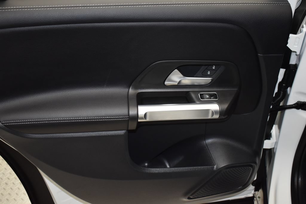 Used 2025 Mercedes-Benz GLB 250 4MATIC image 31