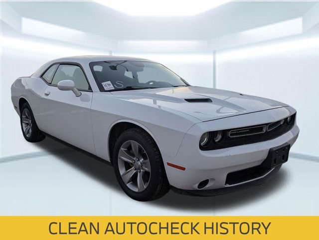 Used 2022 Dodge Challenger SXT image 2