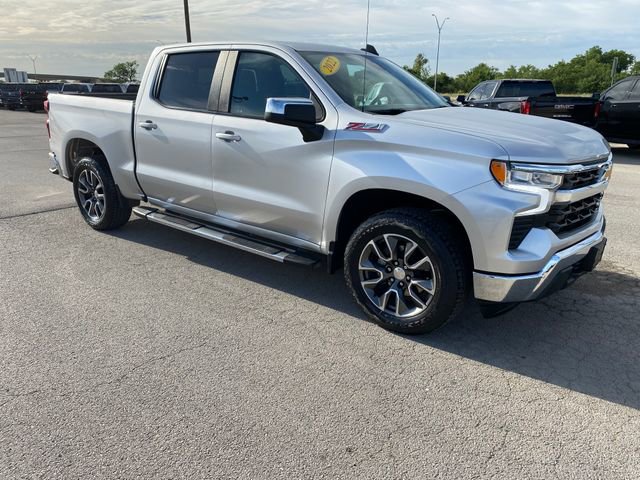 Used 2022 Chevrolet Silverado 1500 LT w/ Z71 Off-Road Package AWD/4WD image 8