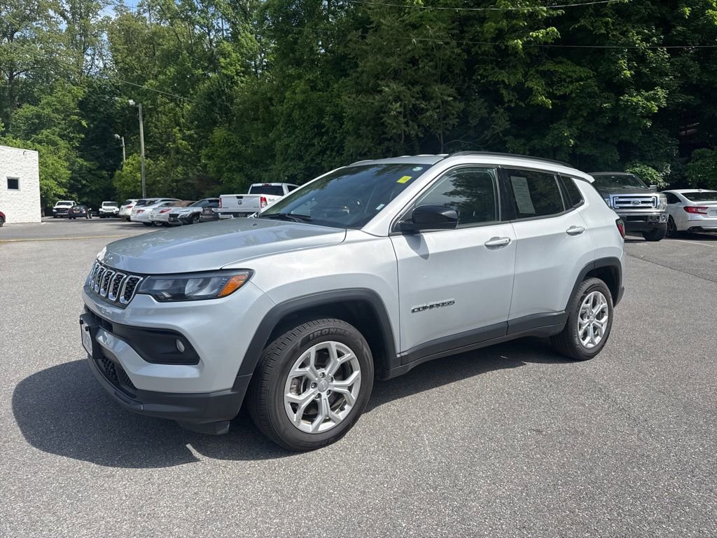 Used 2024 Jeep Compass Latitude AWD/4WD image 3