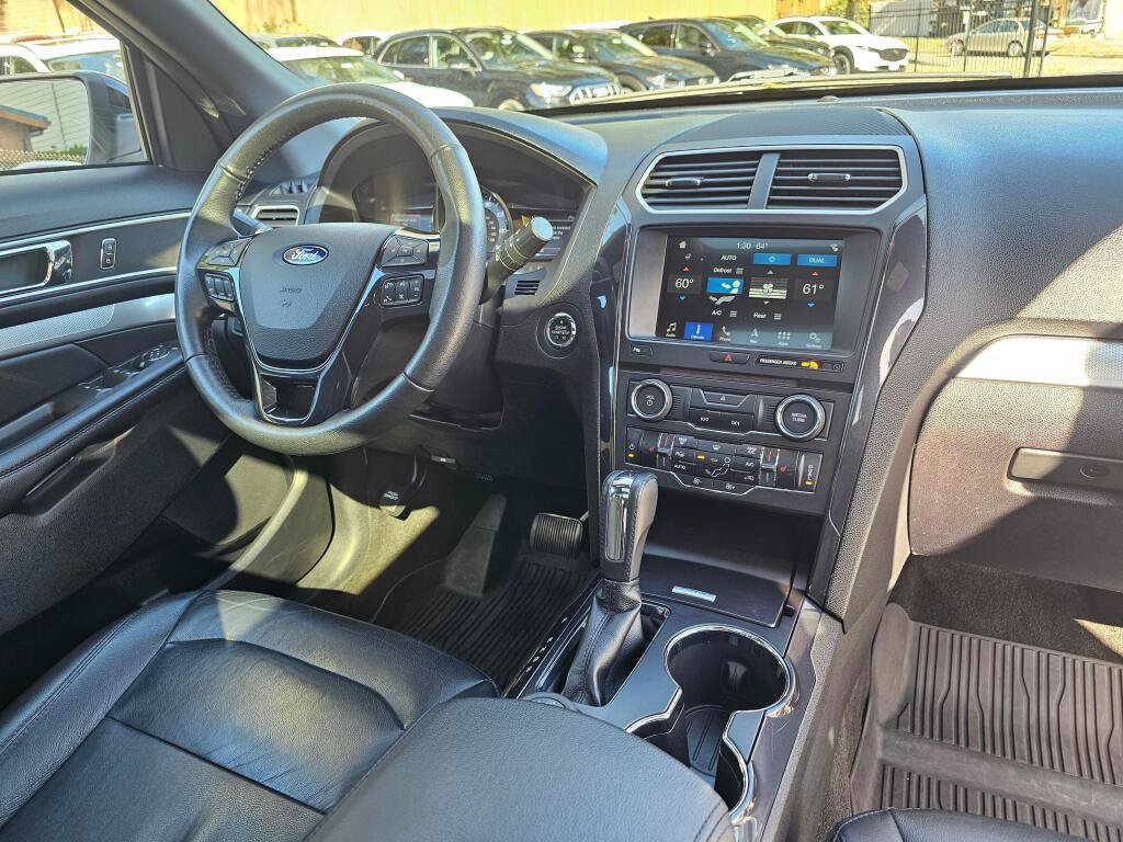 Used 2017 Ford Explorer XLT w/ Equipment Group 202A AWD/4WD image 12