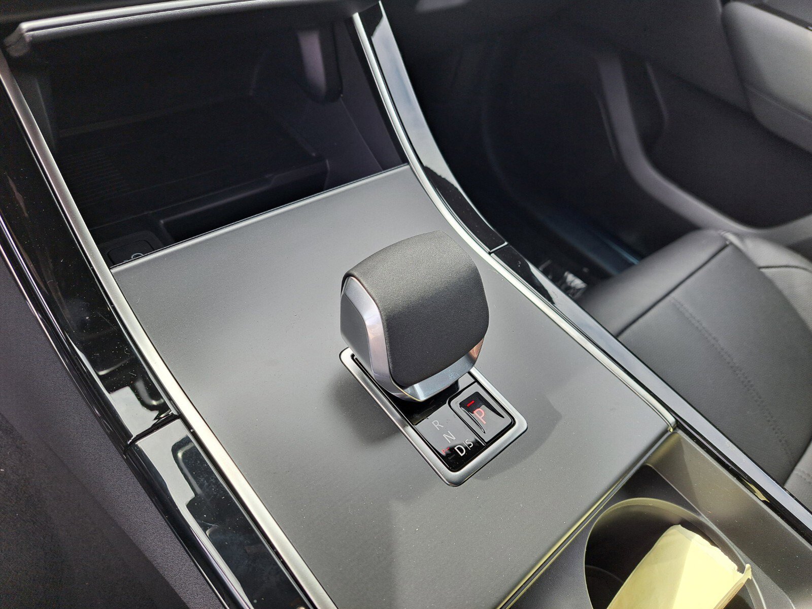 New 2025 Land Rover Range Rover Velar Dynamic SE image 12