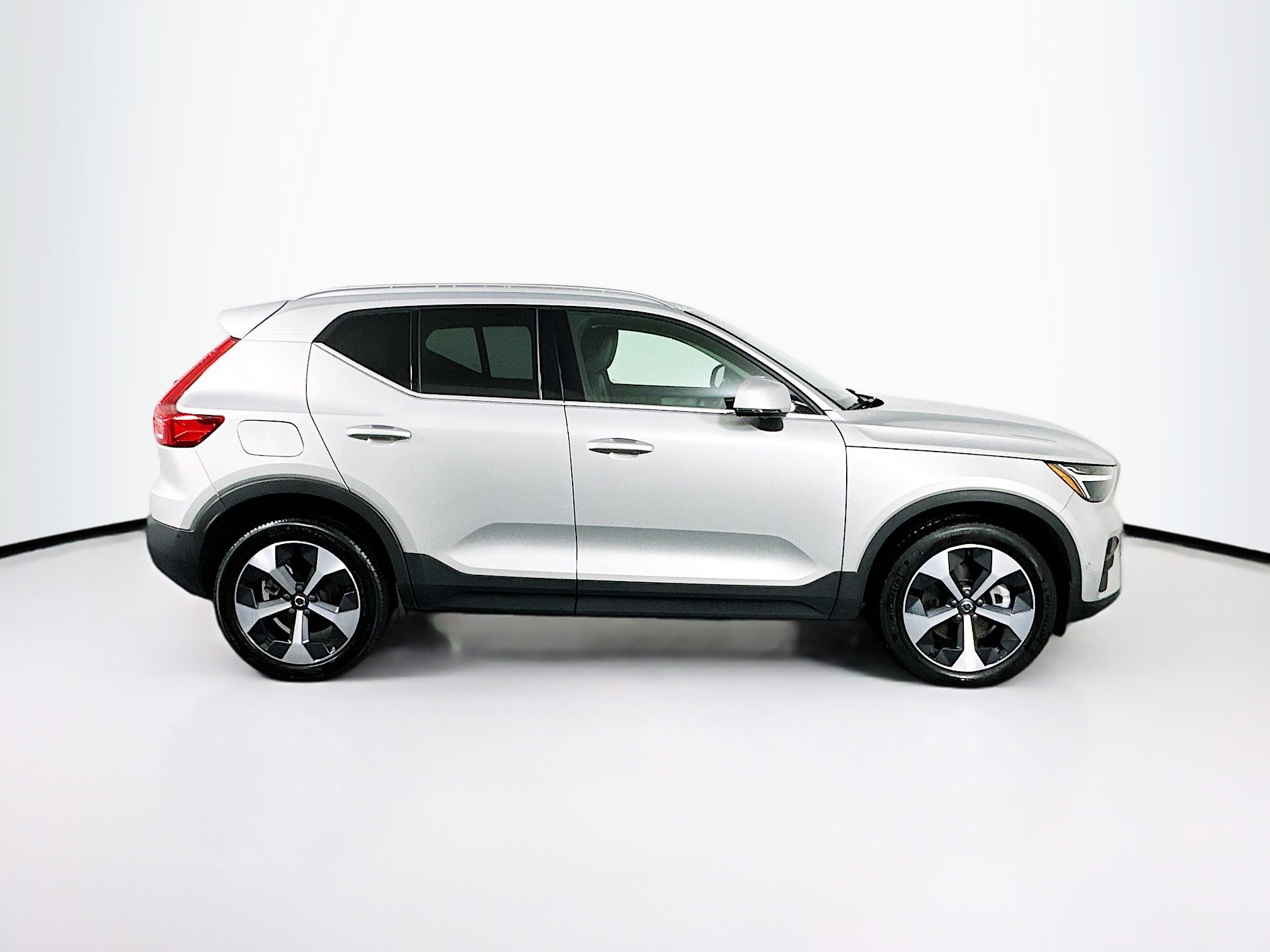 Used 2025 Volvo XC40 B5 Plus image 10