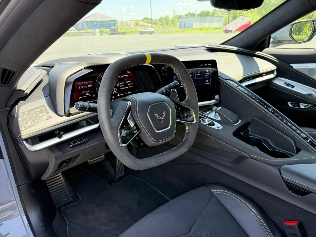 Used 2024 Chevrolet Corvette Stingray Premium Conv w/ Z51 Performance Package RWD image 17