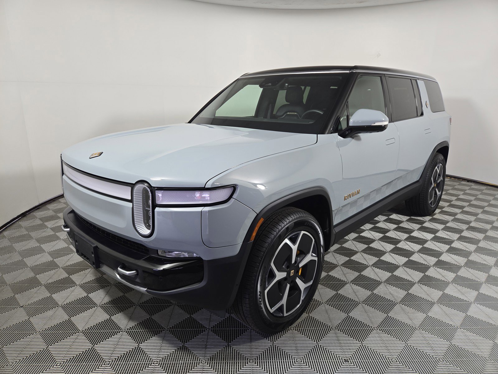Used 2024 Rivian R1S Adventure AWD/4WD image 1
