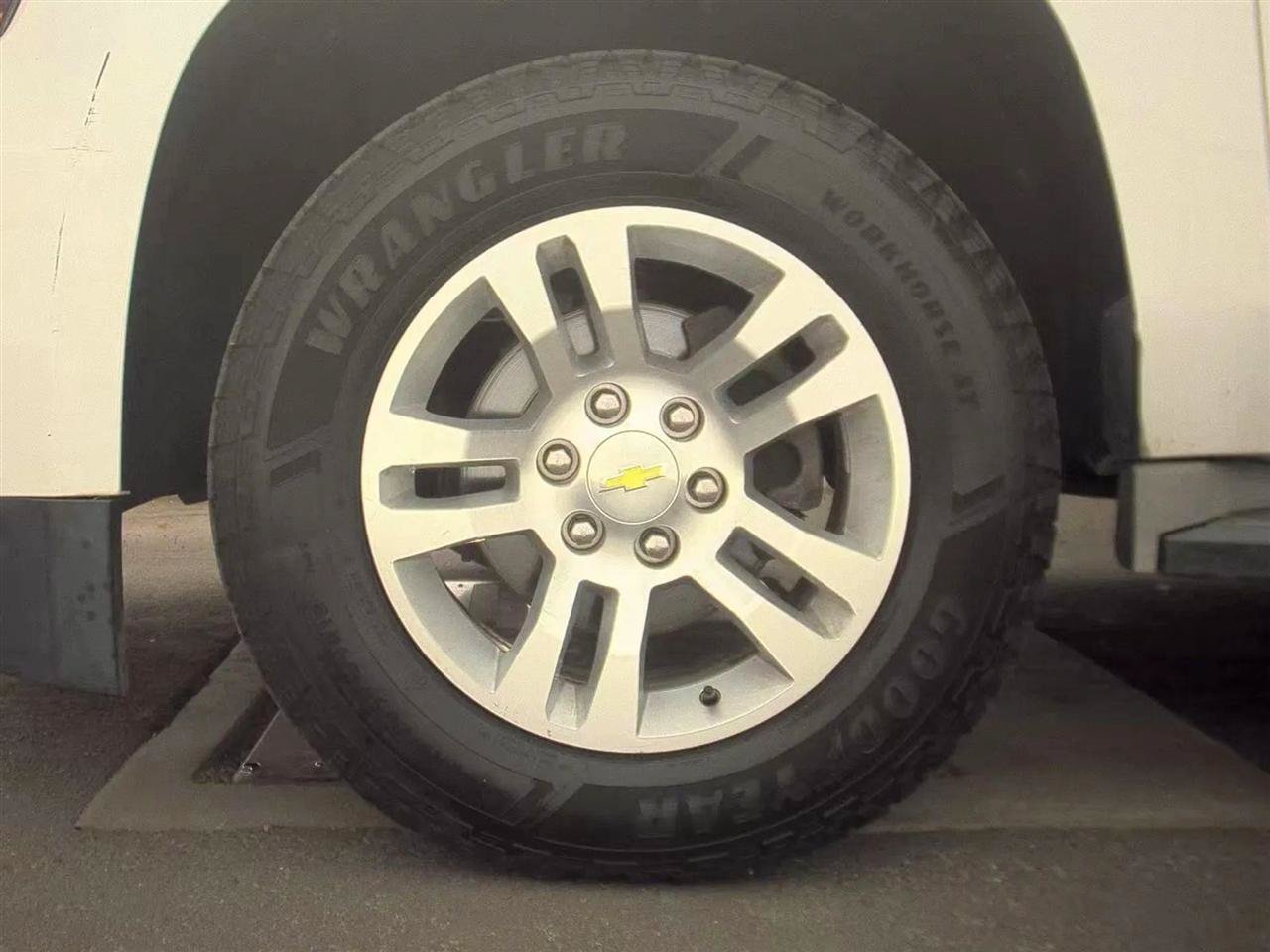 Used 2015 Chevrolet Suburban LT RWD image 9