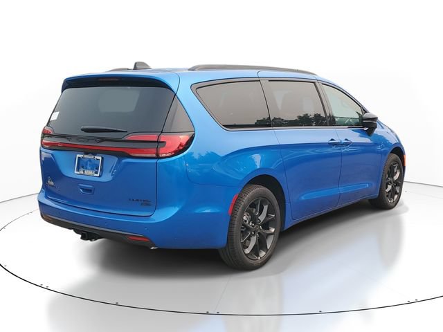 New 2027 Chrysler Pacifica Limited w/ Family Tech Group AWD/4WD image 4