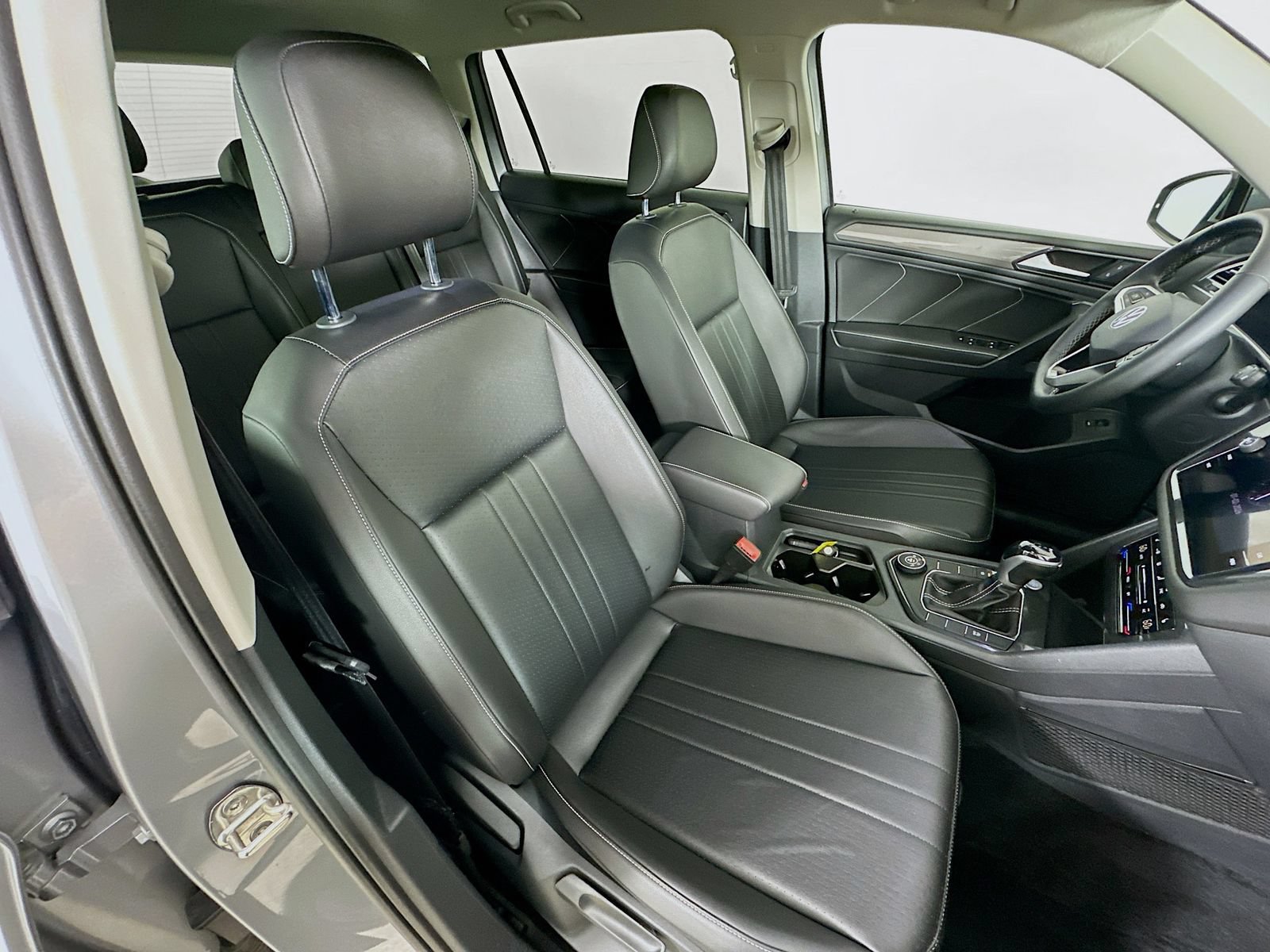 Used 2022 Volkswagen Tiguan SE AWD/4WD image 42