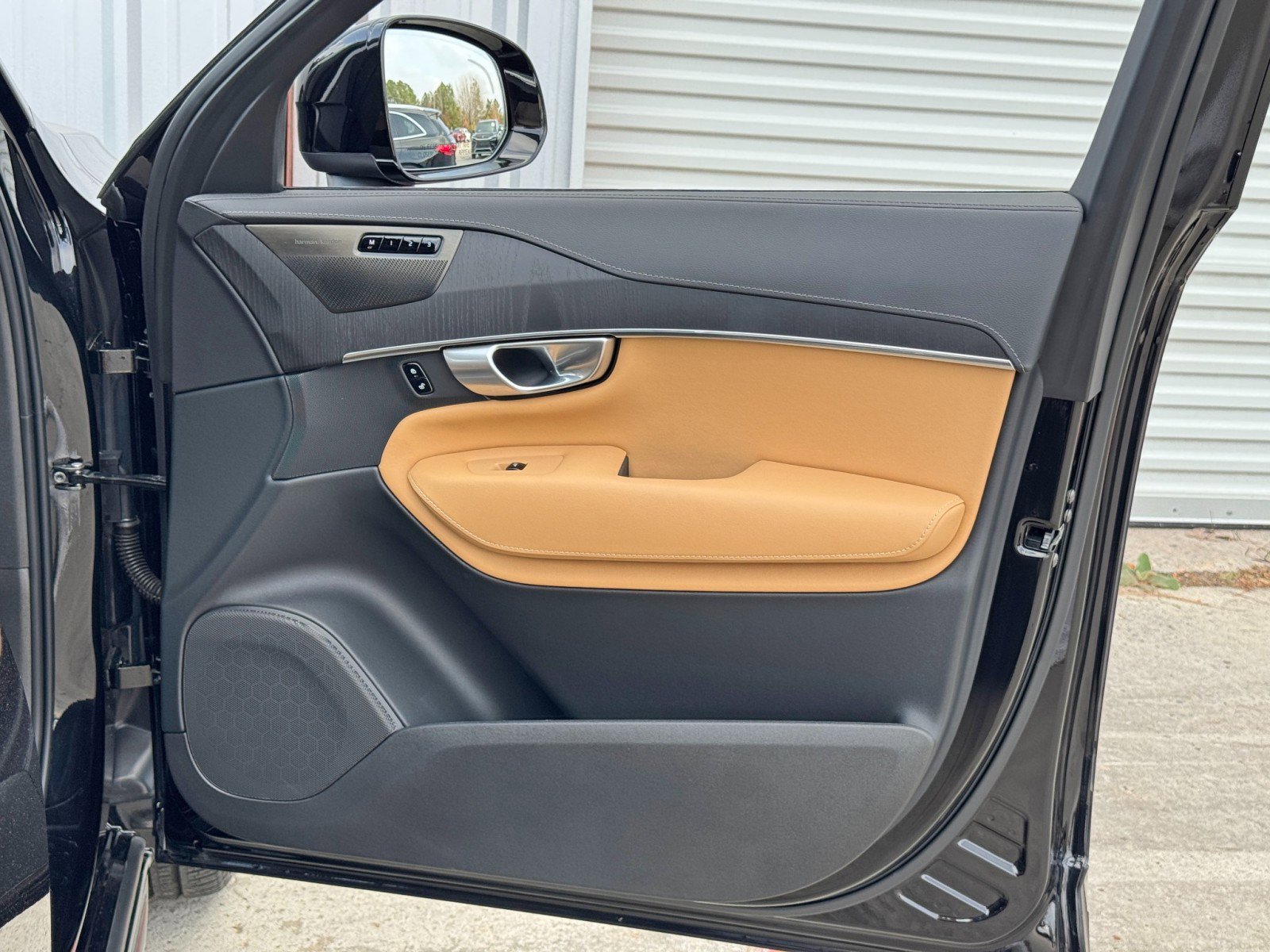 Used 2024 Volvo XC90 T8 Ultimate w/ Lounge Package image 44