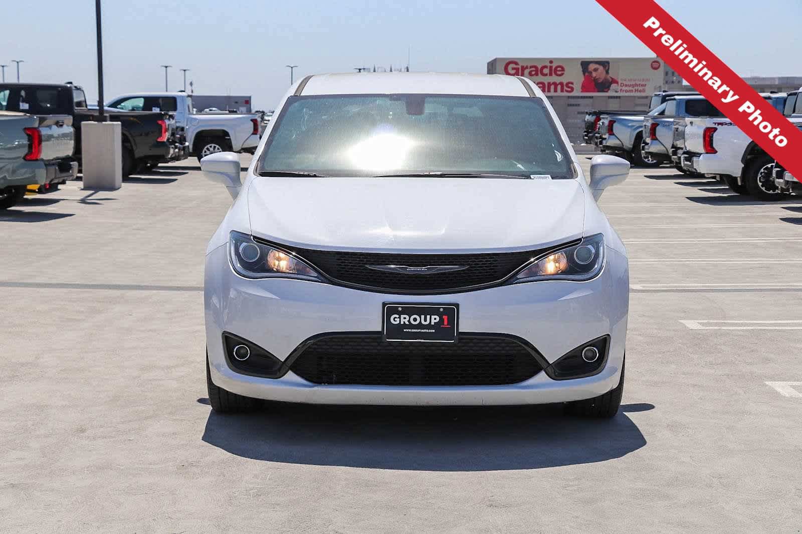 Used 2018 Chrysler Pacifica Touring Plus w/ S Appearance Package FWD image 2