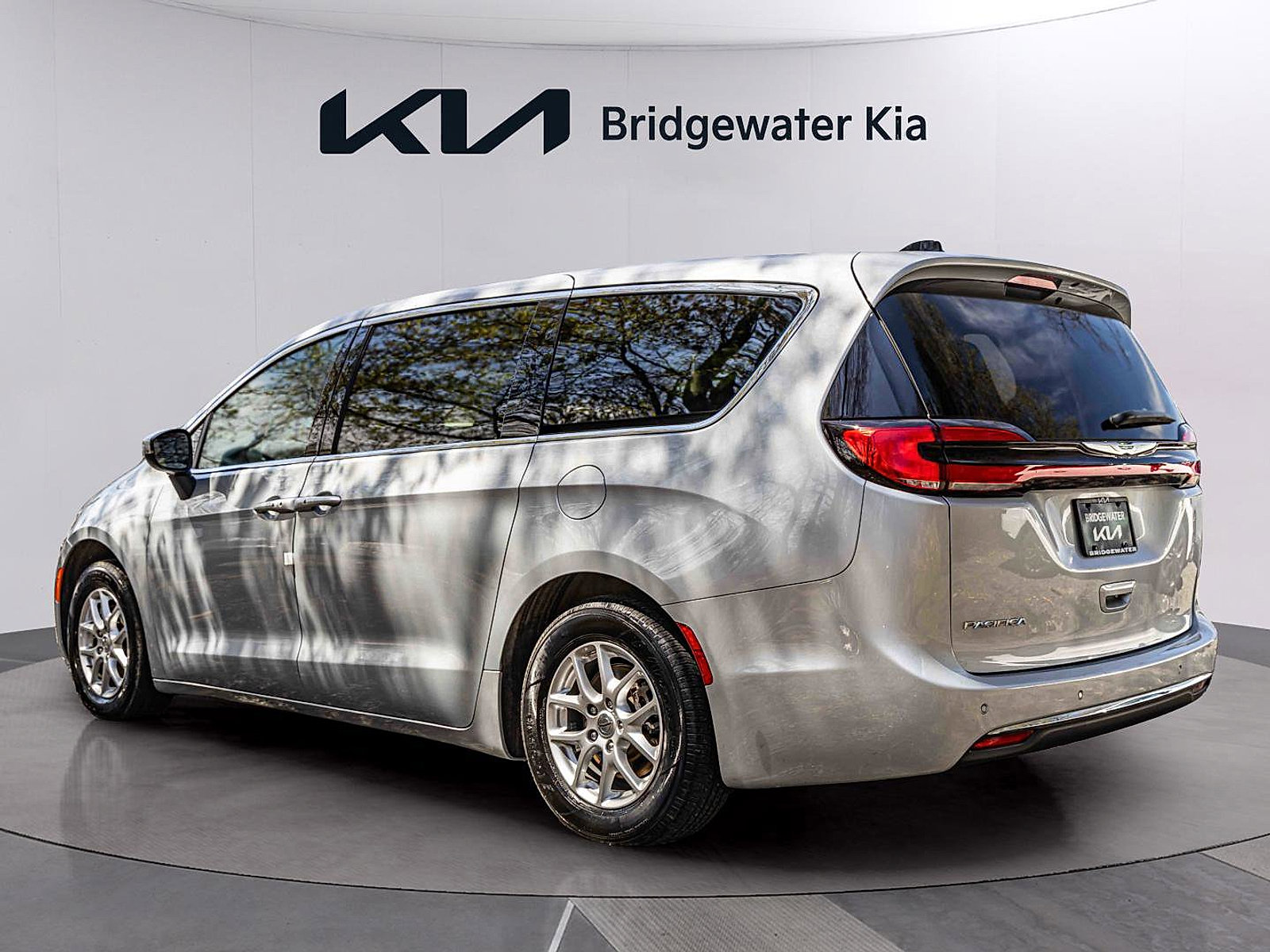 Used 2023 Chrysler Pacifica Touring-L FWD image 5