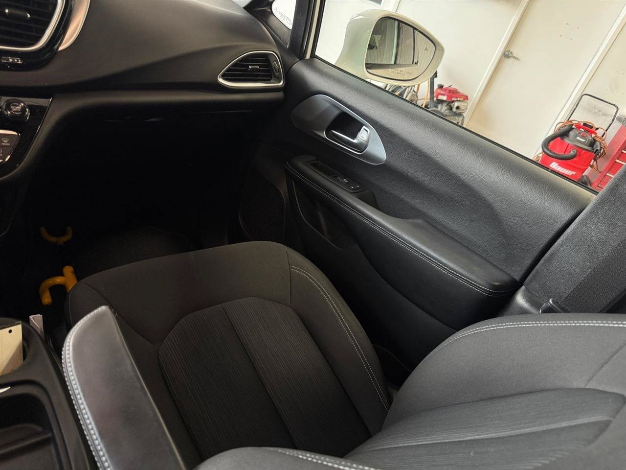 Used 2018 Chrysler Pacifica Touring Plus w/ S Appearance Package FWD image 6
