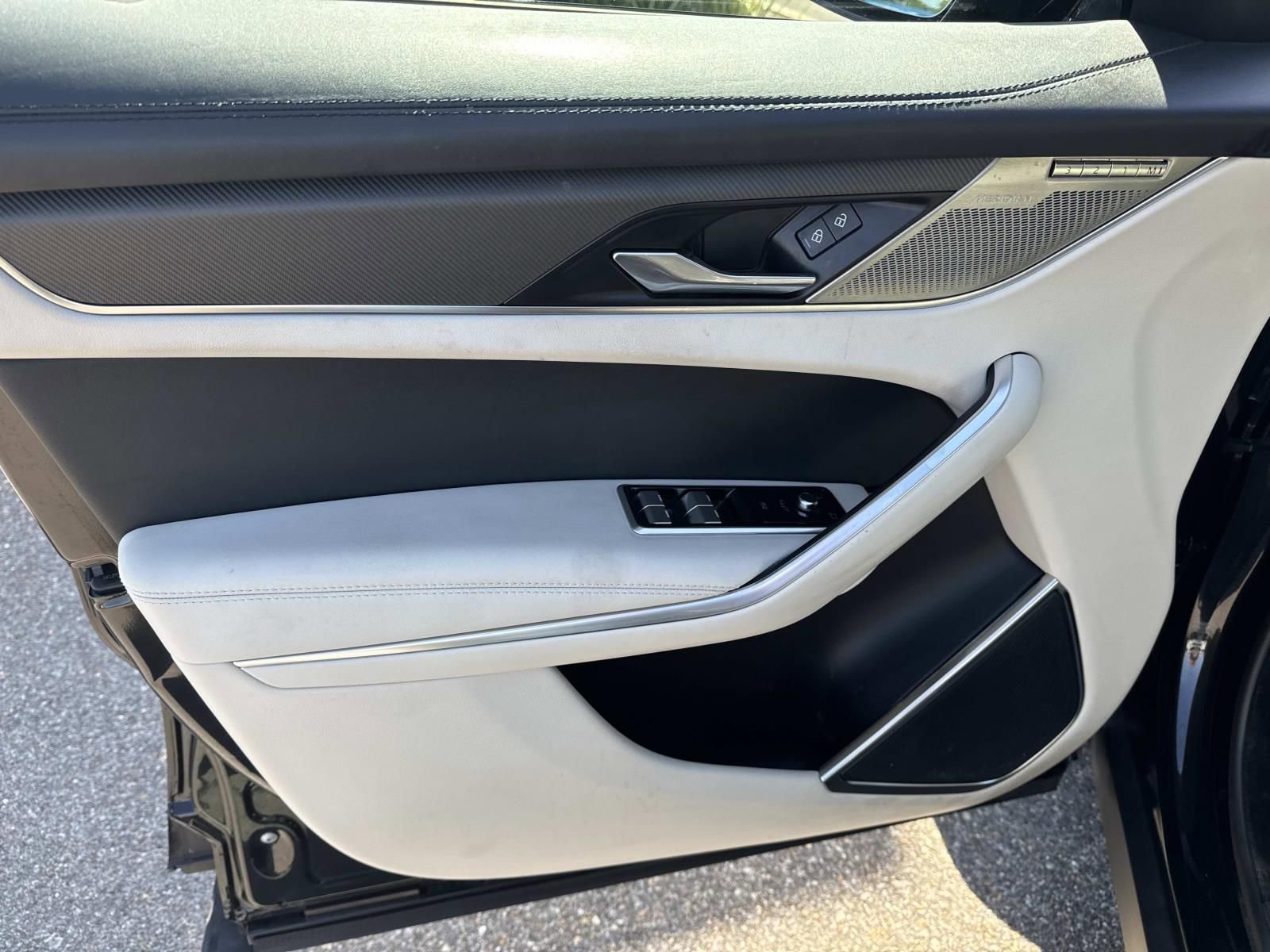 Used 2023 Jaguar F-PACE SVR image 19